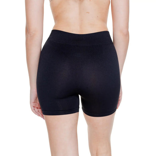 Vero Moda Schwarze, nahtlose High-Waist-Shorts für Damen aus Polyamid und Elastan, von vorne gezeigt