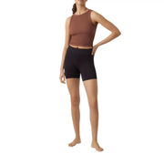 Ein geripptes, rostfarbenes, ärmelloses Crop-Top top mit hohem Ausschnitt kombiniert mit vero moda schwarze Polyamid-Elastan-Shorts