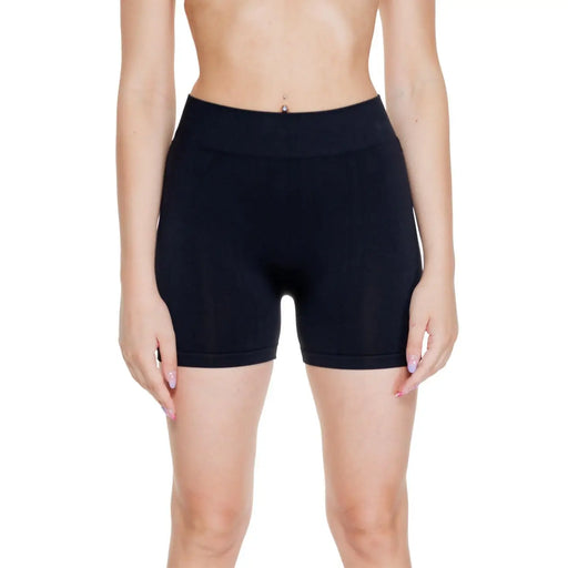 Vero Moda Schwarze, hochgeschnittene Damen-Sportshorts aus glattem Polyamid-Elastan-Gewebe mit dezentem Logo am Bund.