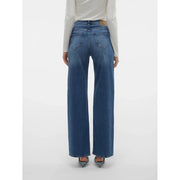 Vero moda Damenjeans aus blauem Baumwollmischgewebe, von hinten gesehen, mit geradem Bein und klassischen Gesäßtaschen.