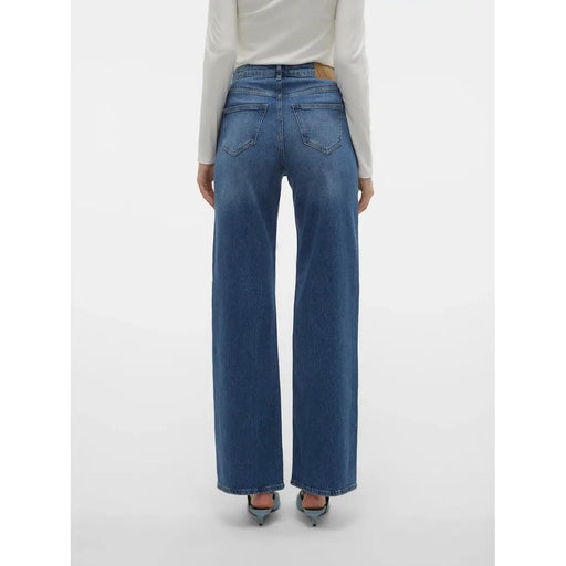 Vero moda Damenjeans aus blauem Baumwollmischgewebe, von hinten gesehen, mit geradem Bein und klassischen Gesäßtaschen.