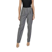High-waisted gray pleated trousers from Vila Clothes fall winter collection