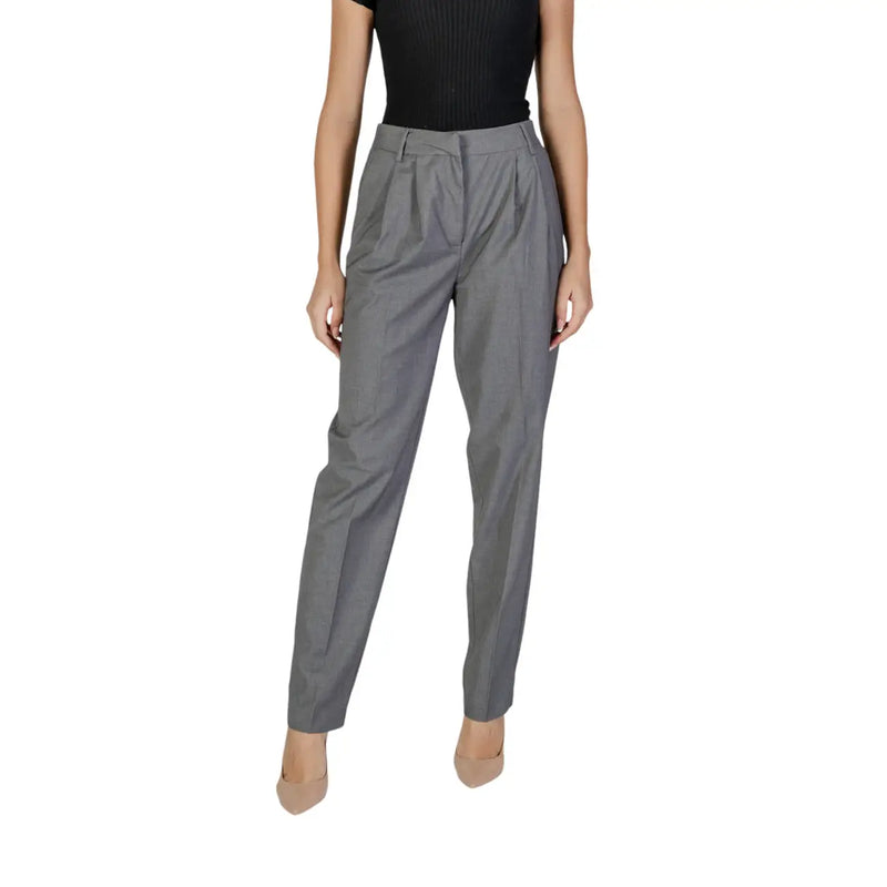 High-waisted gray pleated trousers from Vila Clothes fall winter collection