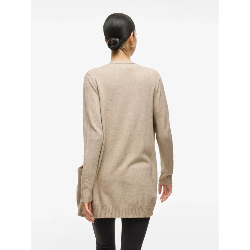 Beigefarbene, langärmelige Strickjacke von Vila aus Viskosemischung mit gerippten Bündchen und Saum sowie Taschen.