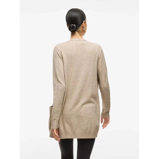 Beigefarbene, langärmelige Strickjacke von Vila aus Viskosemischung mit gerippten Bündchen und Saum sowie Taschen.