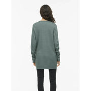 Eine weiche, salbeigrüne, langärmelige Damenstrickjacke von Vila aus Viskosemischung mit lockerer Passform und gerippten Bündchen für den Herbst.