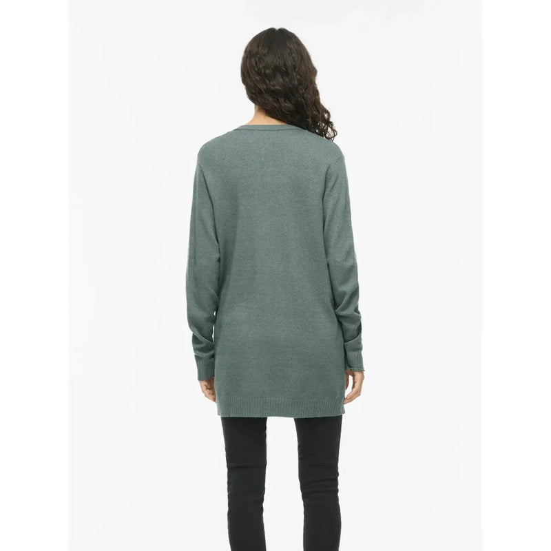 Eine weiche, salbeigrüne, langärmelige Damenstrickjacke von Vila aus Viskosemischung mit lockerer Passform und gerippten Bündchen für den Herbst.
