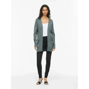 Ein weicher, langärmeliger, salbeigrüner Vila-Cardigan für Damen aus Viskosemischung mit lockerer Passform und Vordertaschen für den Herbst