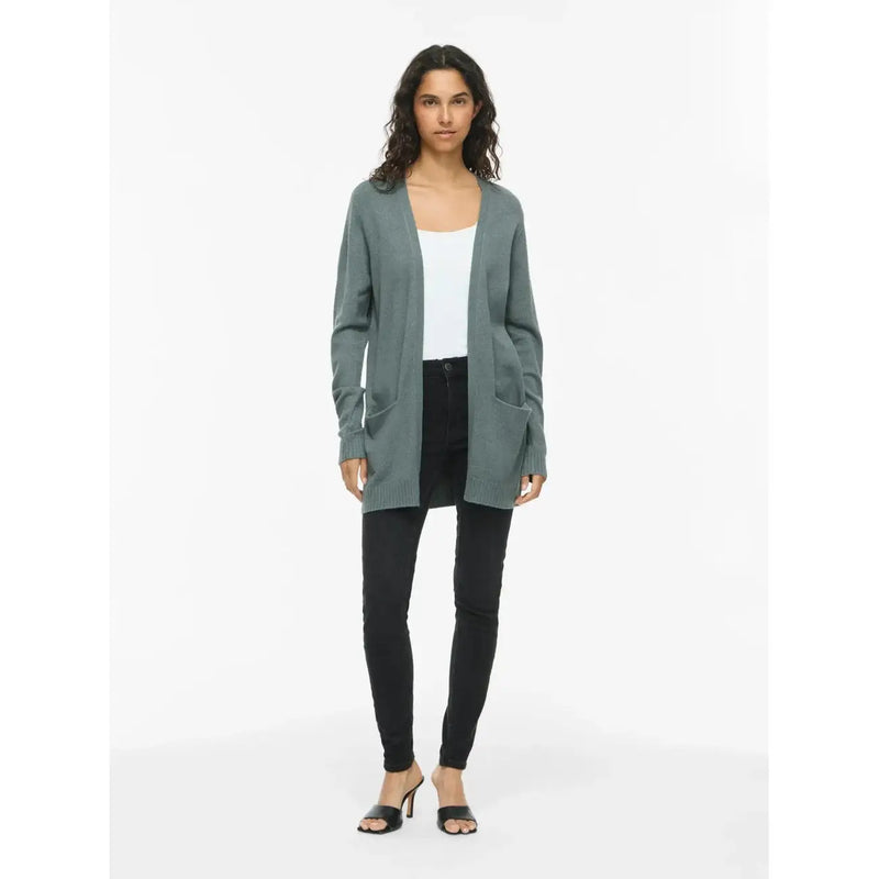 Ein weicher, langärmeliger, salbeigrüner Vila-Cardigan für Damen aus Viskosemischung mit lockerer Passform und Vordertaschen für den Herbst