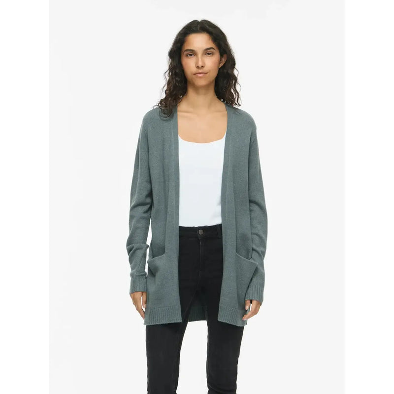 Grüne Damenstrickjacke von Vila aus weichem, gedecktem Petrol-Viskose-Mischgewebe mit gerippten Bündchen und Saum – perfekt für den Herbst.