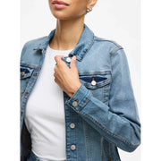 Jeansjacke in mittlerer Waschung mit silbernen Knöpfen und klassischen Pattentaschen. Damenblazer aus hellblauem Baumwollmischgewebe, lange Passform.