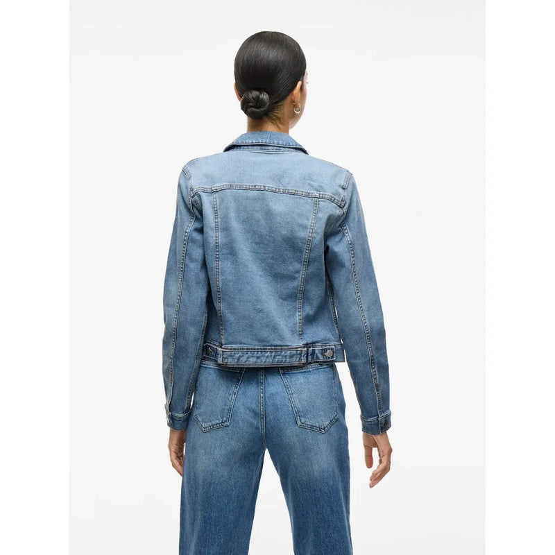 Eine hellblaue Jeansjacke mit mittelblauer Waschung, klassischem Kragen und geknöpften Manschetten im langen Schnitt. Modell: Vila Women's, Baumwollmischung.