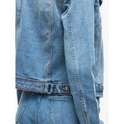 Hellblauer Damenblazer von Vila aus Baumwollmischgewebe, lange Passform, mit hellblauer Jeansjacke, sichtbaren Ziernähten am Rücken und geknöpftem Bund.