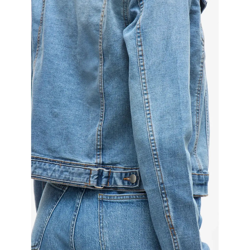 Hellblauer Damenblazer von Vila aus Baumwollmischgewebe, lange Passform, mit hellblauer Jeansjacke, sichtbaren Ziernähten am Rücken und geknöpftem Bund.