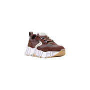 Voile blanche Damen-Sneaker aus braunem Wildleder mit klobigem Design und weißer Schrift auf der Sohle