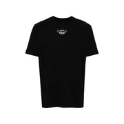 Schwarzes, cremefarbenes Herren-T-Shirt mit weißem, gesticktem Logo auf der Brust, geeignet für die Freizeit.