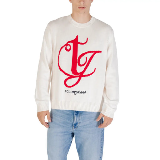 Weißer Pullover mit auffälligem rotem Logo für stilvolle Freizeitkleidung
