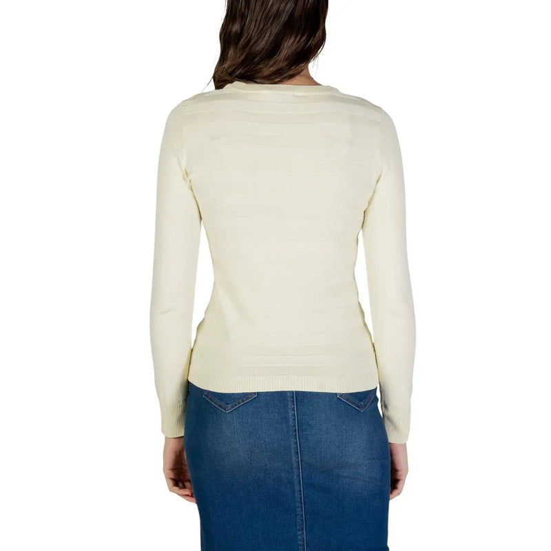 Cremefarbener, langärmeliger Strickpullover mit schlichtem Rundhalsausschnitt und geripptem Saum aus Viskosematerial